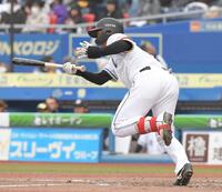 ３回、西川は中前適時打を放つ（撮影・佐藤厚）