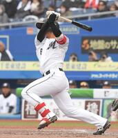 ３回、西川は中前適時打を放つ（撮影・佐藤厚）
