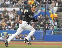 ３回、ベースカバーに走る上沢（撮影・佐藤厚）