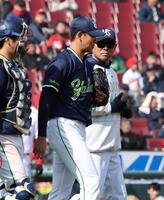 ５回途中、石井投手コーチ（右）と話をする奥川（中央）＝撮影・市尻達拡