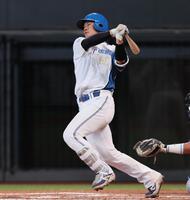 ６回、左前打を放つ吉田（撮影・中島達哉）