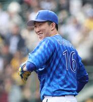 １回、中野の投直を処理し、笑顔を見せる大貫（撮影・中田匡峻）