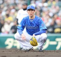 ３回、島田の打球をさばき、三塁に送球も野選となり浮かない表情の大貫（撮影・中田匡峻）