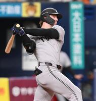 １回、先制適時打を放つキャベッジ（撮影・西田忠信）