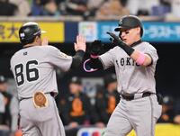 ３回、右越えソロを放った丸（右）＝撮影・西田忠信