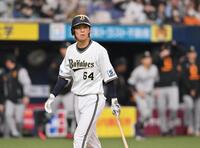 　９回、大里が空振り三振に倒れ試合終了（撮影・西田忠信）