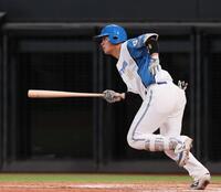 ８回、中前打を放つ吉田（撮影・中島達哉）