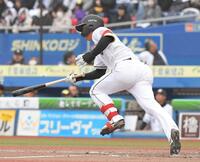 ３回、西川は中前適時打を放つ（撮影・佐藤厚）