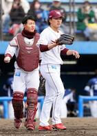 西武戦の４回、得点を許した楽天・早川（右）