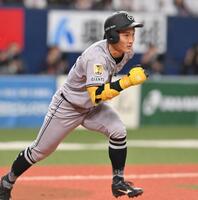 　７回、内野安打を放つ浦田（撮影・西田忠信）