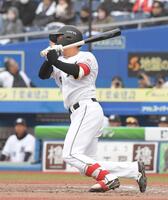 　３回、西川は中前適時打を放つ（撮影・佐藤厚）
