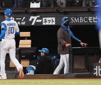 ９回、引き分けとなり、引き揚げる新庄監督（右）＝撮影・中島達哉