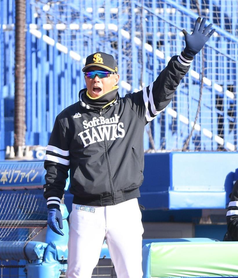 　９回、代打を告げる小久保監督（撮影・開出牧）