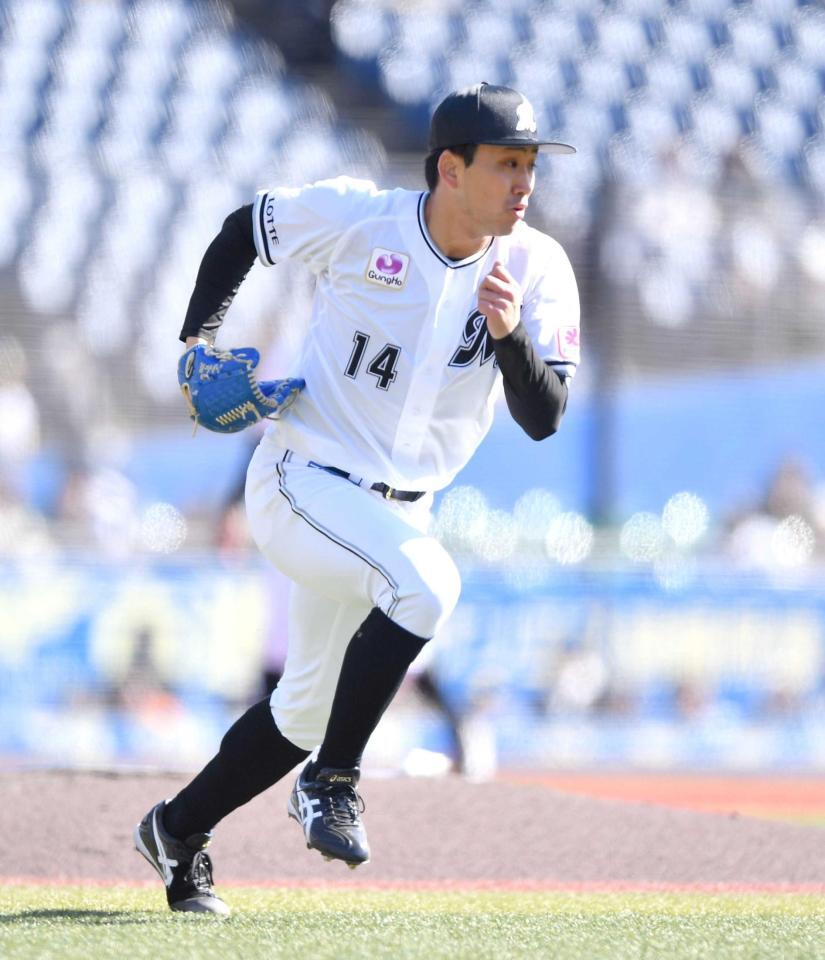 　４回、近藤を一ゴロに打ち取りベースカバーに走る小島（撮影・開出牧）