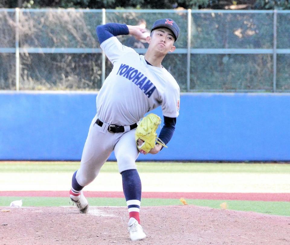 　東大戦に先発し力投する横浜・織田