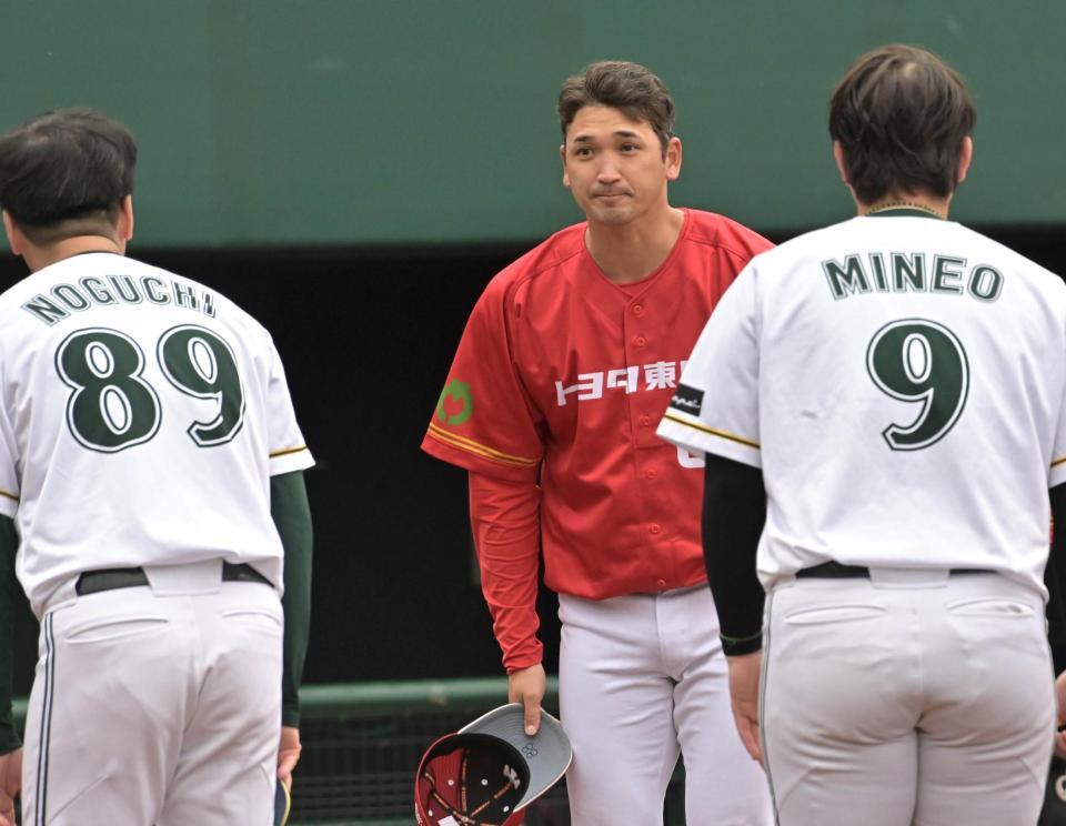 　試合前あいさつする大谷監督（撮影・持木克友）