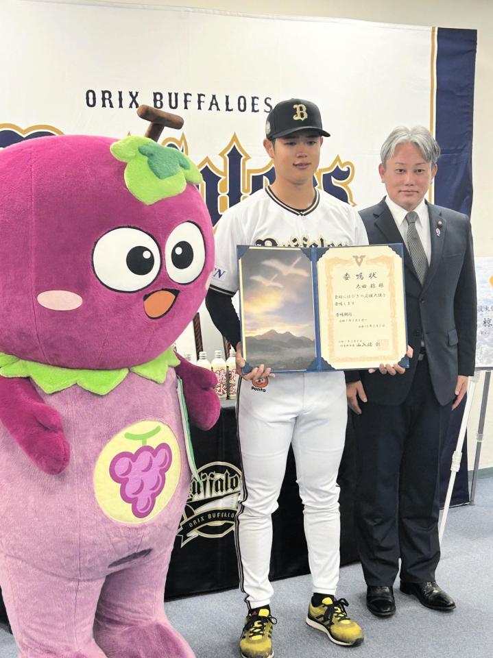 　「はびきの応援大使」に就任した太田（中央）と羽曳野市の山入端創市長（右）、ご当地キャラクター・つぶたん（左）