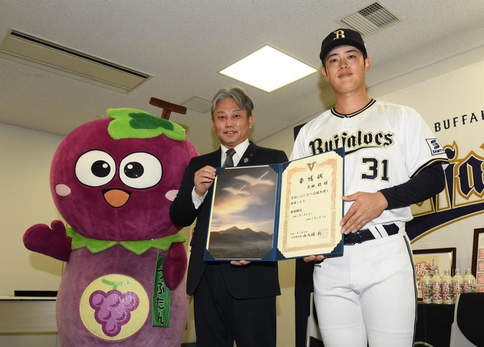 　「はびきの応援大使」委嘱状交付式に参加した（左から）つぶたん、山入端創羽曳野市長、太田（撮影・西田忠信）