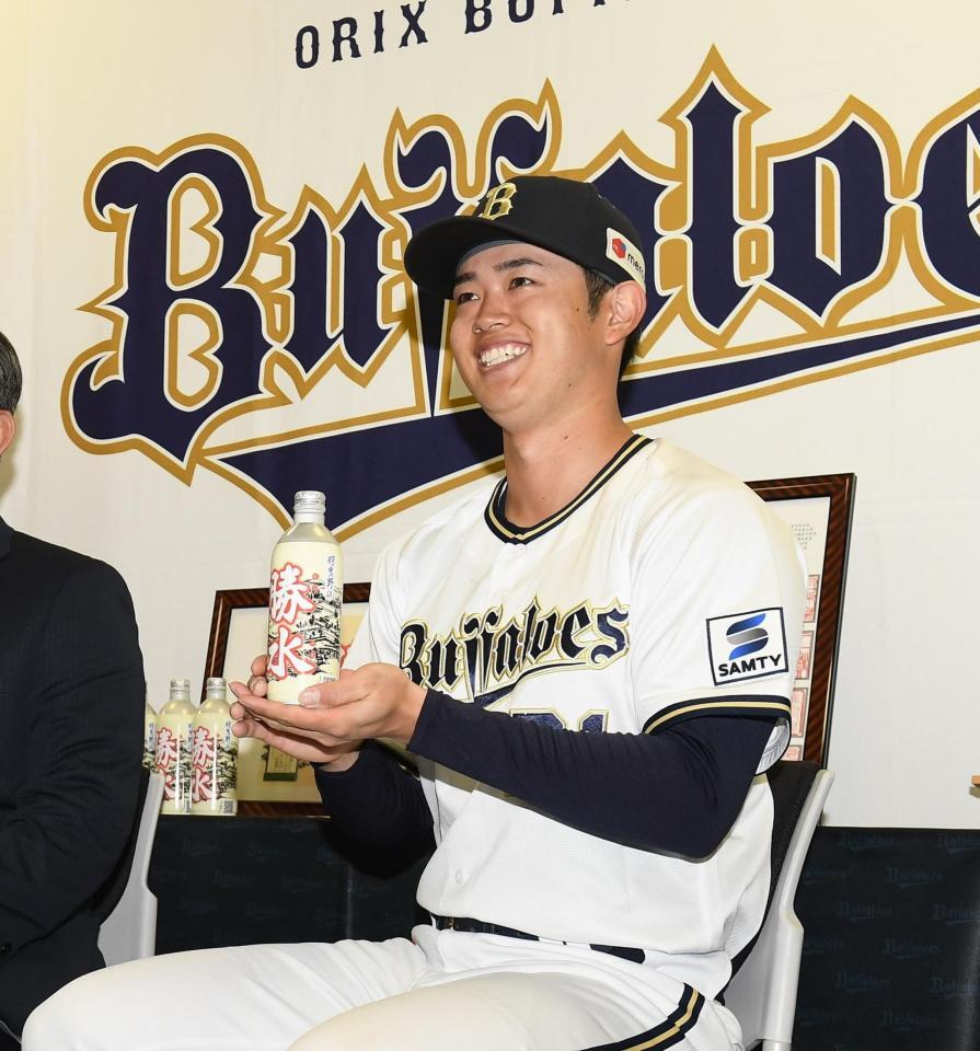 　「はびきのし応援大使」委嘱状交付式で羽曳野市をＰＲする太田（撮影・西田忠信）