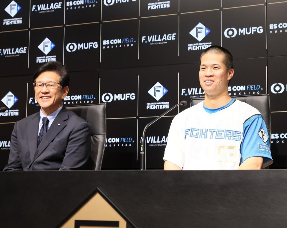 　支配下登録され、笑顔を見せる松岡（右）と栗山ＣＢＯ（撮影・中島達哉）