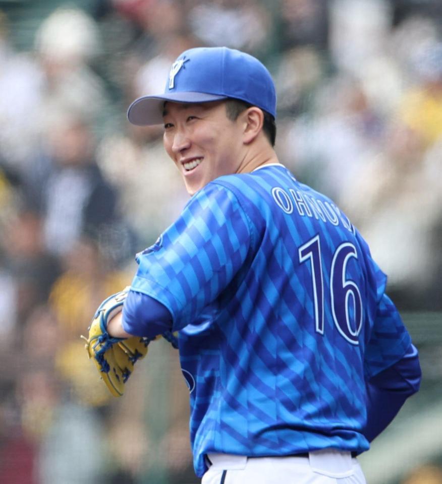 １回、中野の投直を処理し、笑顔を見せる大貫（撮影・中田匡峻）