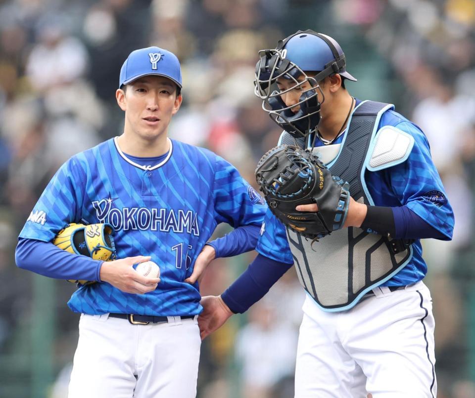 ３回、ピンチで山本（右）と話す大貫（撮影・中田匡峻）