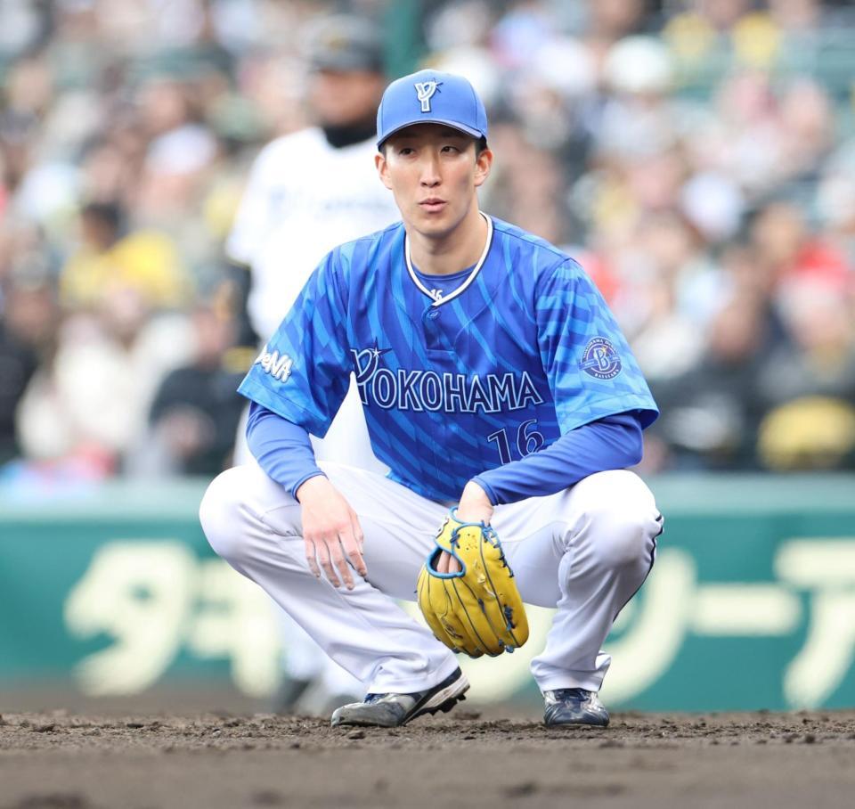 ３回、島田の打球をさばき、三塁に送球も野選となり浮かない表情の大貫（撮影・中田匡峻）