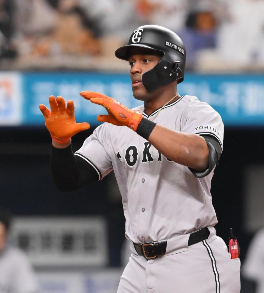 ４回、左中間ソロを放ち生還するヘルナンデス（撮影・西田忠信）