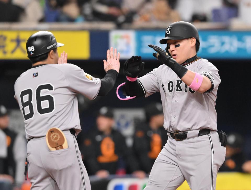 ３回、右越えソロを放った丸（右）＝撮影・西田忠信