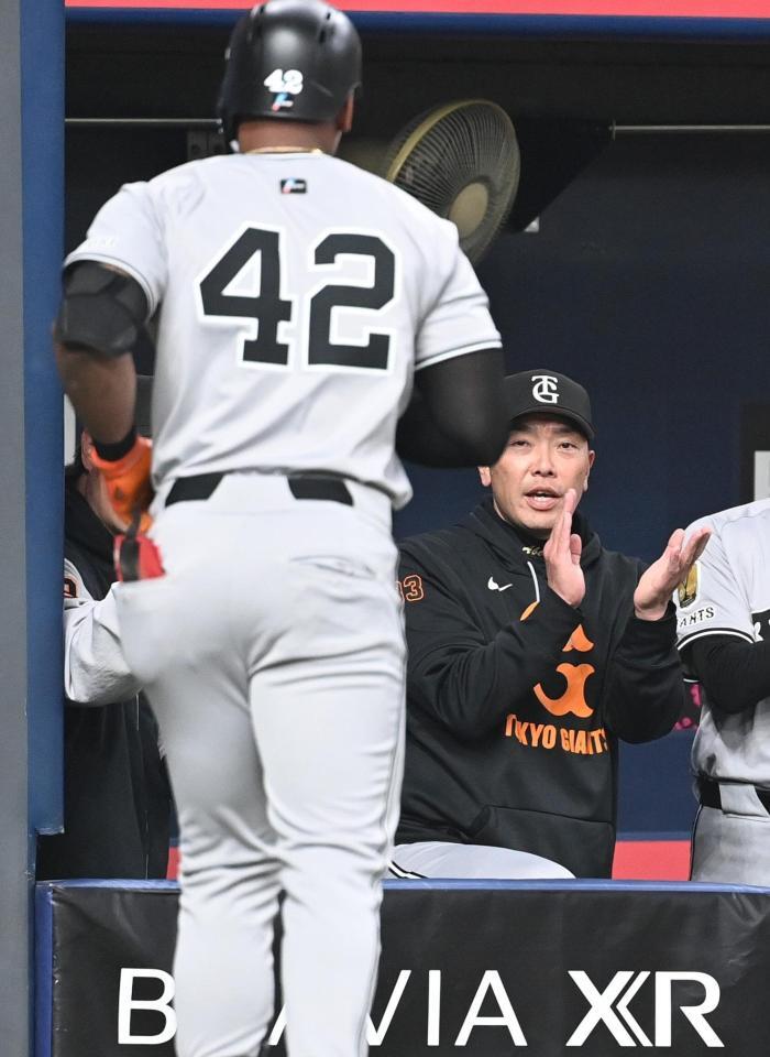 　４回、左中間本塁打のヘルナンデス（左）を迎える阿部監督