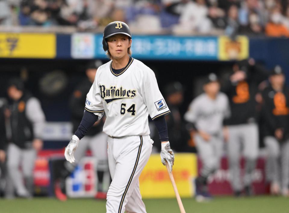 　９回、大里が空振り三振に倒れ試合終了（撮影・西田忠信）