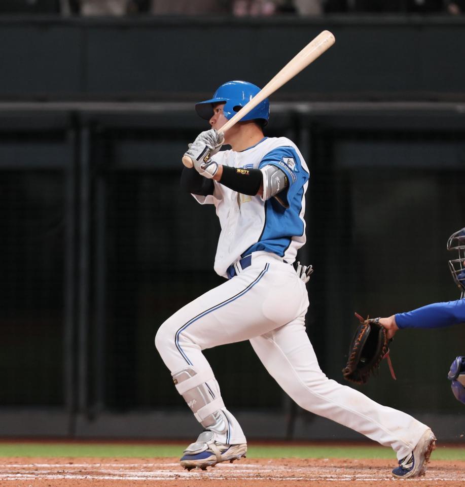 ８回、中前打を放つ吉田（撮影・中島達哉）