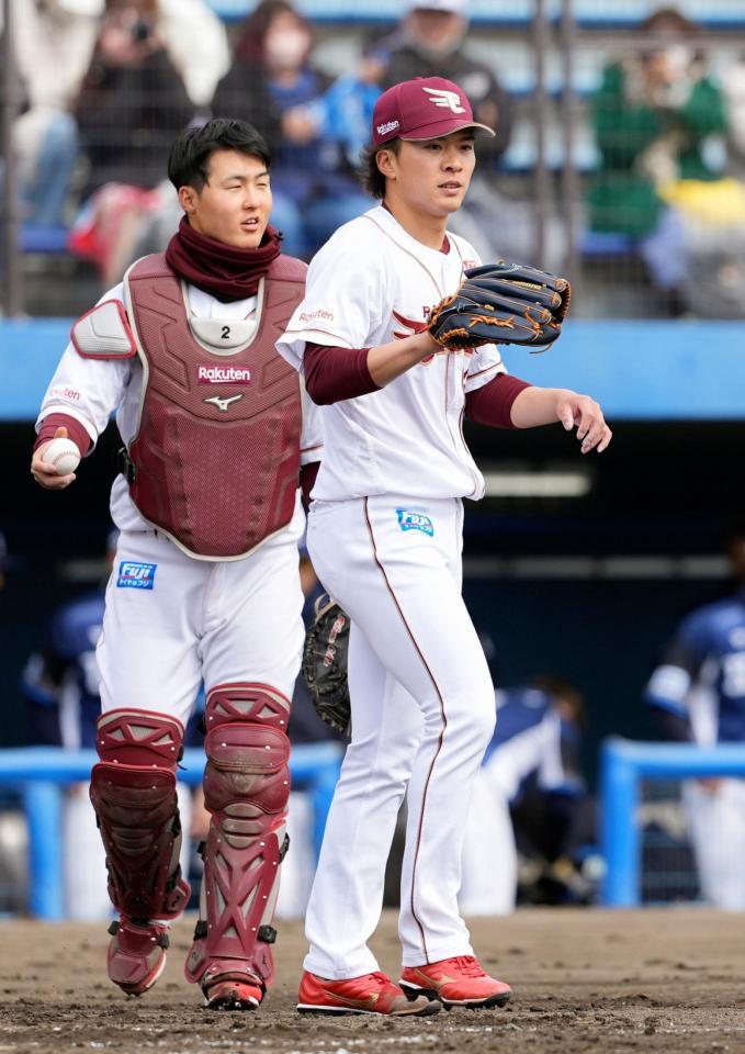 西武戦の４回、得点を許した楽天・早川（右）