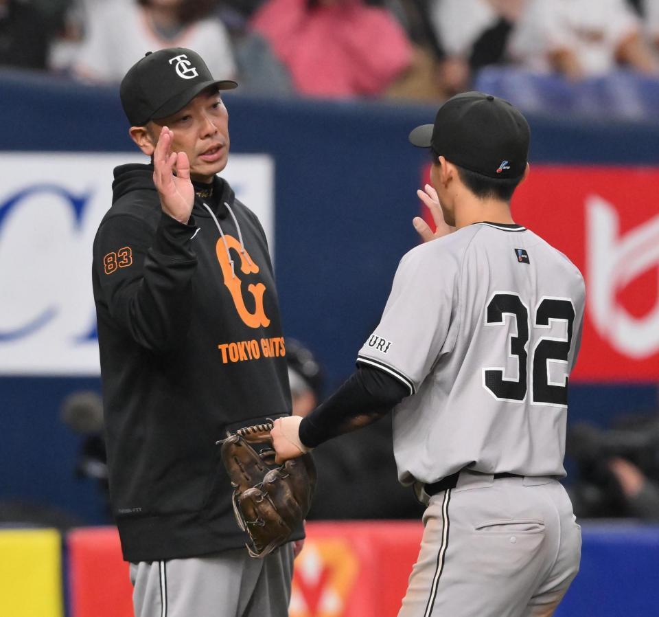オリックスに勝利し、浦田（右）とタッチを交わす阿部監督（撮影・西田忠信）