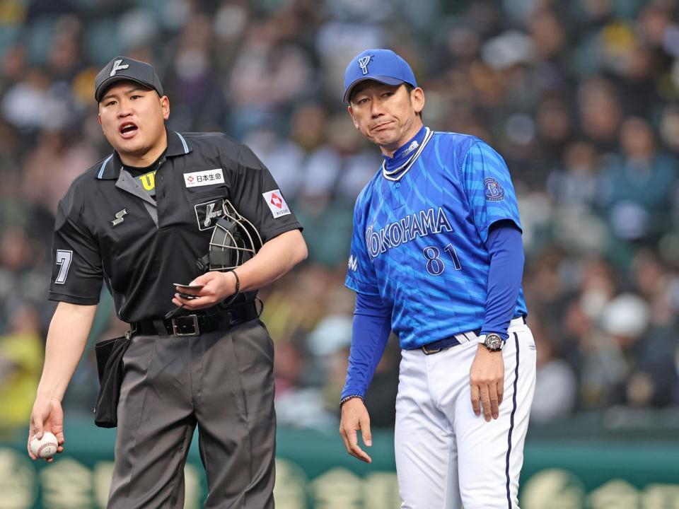 ８回表の攻撃を終え、選手交代を告げる三浦監督（右）＝撮影・中田匡峻