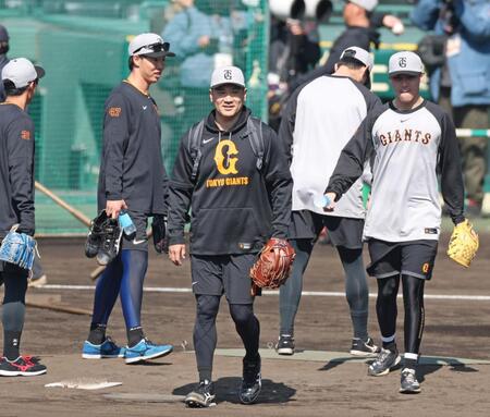 　練習に向かう田中将（中央）＝撮影・中田匡峻