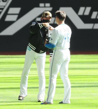　試合前、斎藤友（右）とグータッチを交わす新庄監督（撮影・中島達哉）