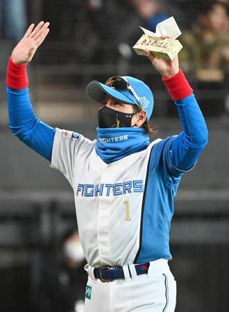 　メンバー表交換を終えた新庄監督