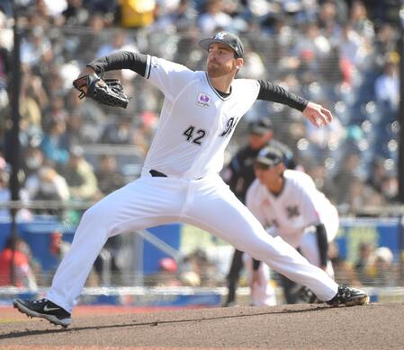 　ソフトバンク打線を相手に力投するサモンズ（撮影・佐藤厚）