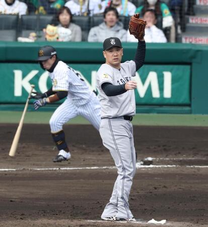 　１回、中野（奥）を併殺打に打ち取る田中将（撮影・中田匡峻）