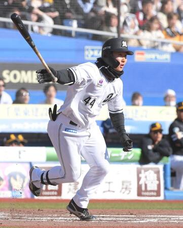 　６回、宮崎は右線に逆転の２点適時二塁打を放つ（撮影・佐藤厚）