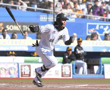 　６回、宮崎は右線に逆転の２点適時二塁打を放つ（撮影・佐藤厚）