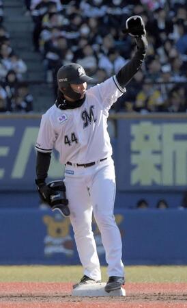 　６回、宮崎は右線に逆転の２点適時二塁打を放ち、歓声に応える（撮影・佐藤厚）