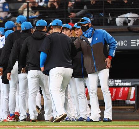 　中日に勝利をあげ、ナインを迎える新庄監督（右）＝撮影・中島達哉