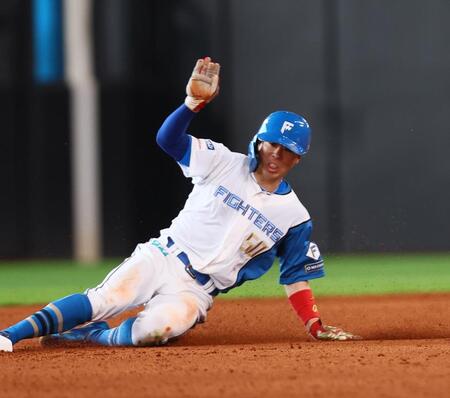 　４回、二盗を決める一走・五十幡（撮影・中島達哉）