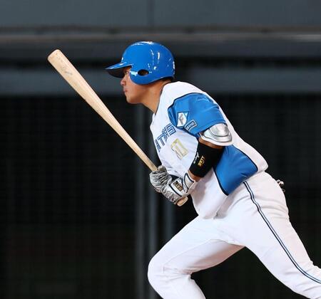 　４回、右打ちのバッティングを見せ、二ゴロに倒れる吉田（撮影・中島達哉）