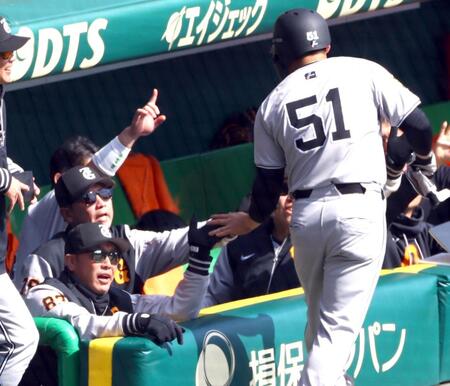 　３回、生還した浅野を迎える阿部監督（左）＝撮影・山口登