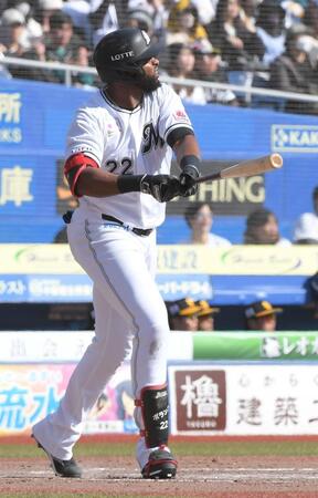 　４回、ポランコは左越え本塁打を放つ（撮影・佐藤厚）