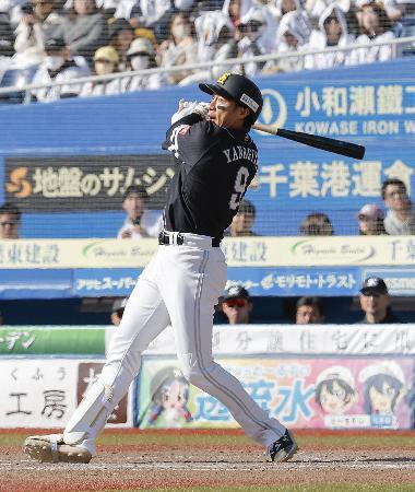 　５回、ソフトバンク・柳田が左翼線に二塁打を放つ＝ＺＯＺＯマリン