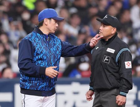 　２回、バウアーのボークで失点し、審判に確認する三浦監督（撮影・立川洋一郎）
